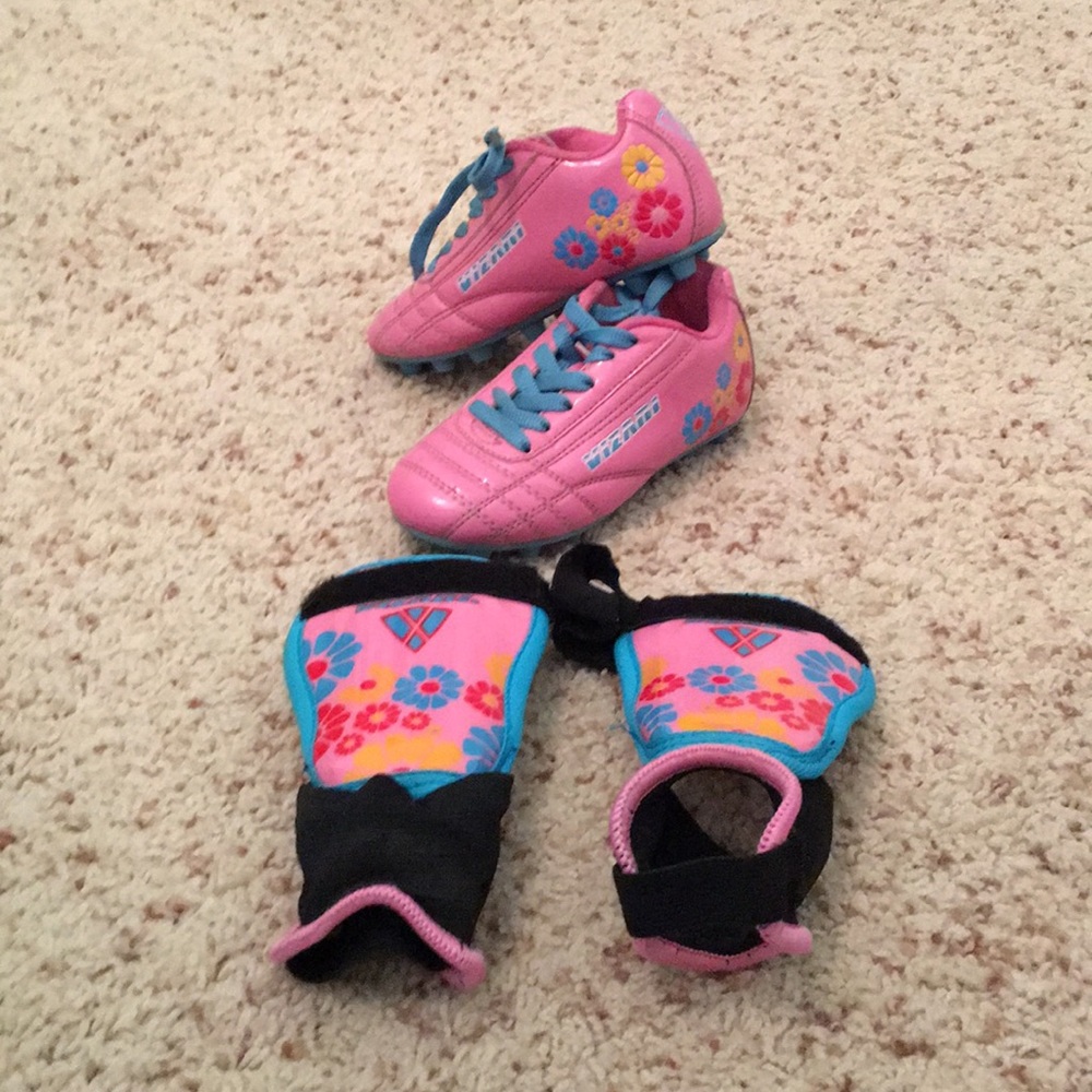 Vizari toddler 8 soccer cleats and shin guards